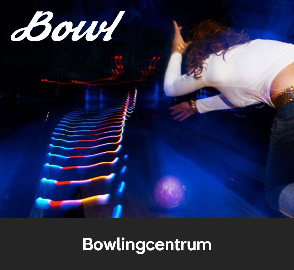 Person som bowlar på neonupplyst bowlingbana hos Bowlingcentrum