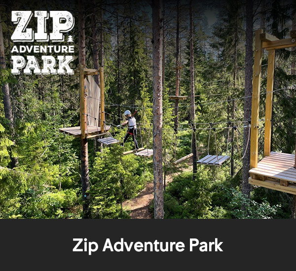 Person som klättrar på höghöjdsbana mellan träd i skog hos Zip Adventure Park