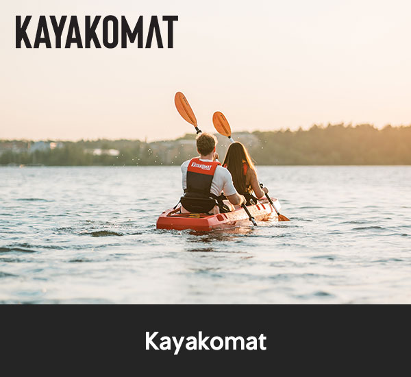 Två personer som paddlar kajak på lugnt vatten i solnedgång med kajaker hyrda hos Kayakomat