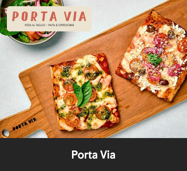 Två slices pizza på träbräda från Porta Via