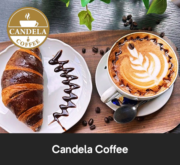 Cappuccino och croissant på bricka från Candela Coffee