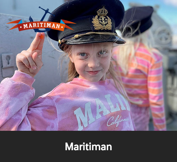 Flicka med kaptensmössa ombord på båt och logotypen Maritiman i hörnet