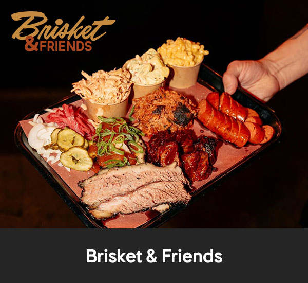 Serveringsbricka med brisket, ribs, korv och tillbehör från Brisket & Friends