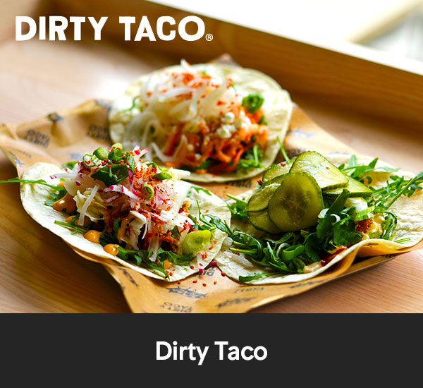 Tre tacos med olika fyllningar från Dirty Taco, toppade med picklad lök, gurka, koriander och chil