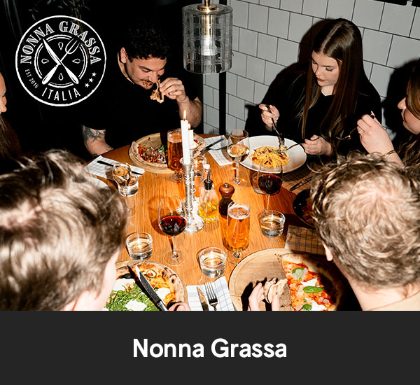 Hamburgare med pommes frites, fish and chips och panerad rätt med ärtor från Pitcher’s