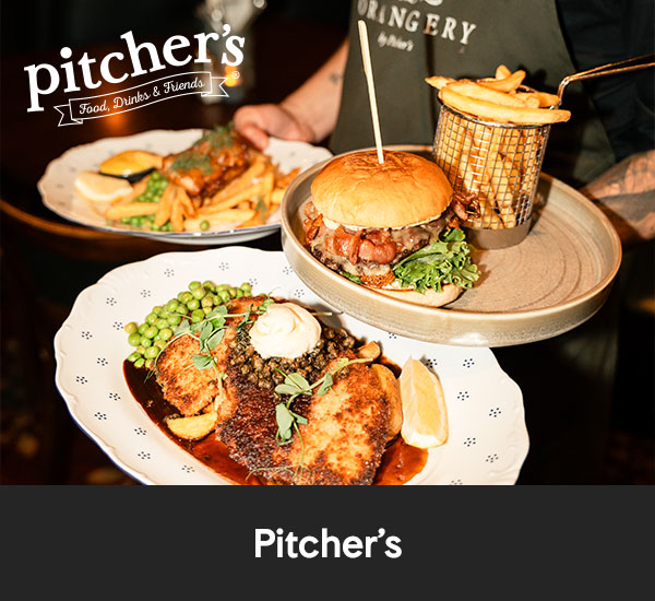 Tre restaurangrätter från Pitcher’s: hamburgare med pommes frites, fish and chips samt panerad rätt med ärtor och citron, serverade på tallrikar