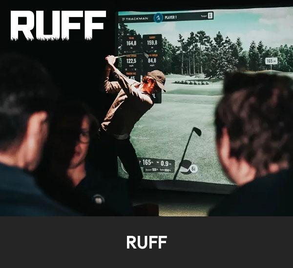 Person som svingar en golfklubba i golfsimulator medan andra tittar på hos RUFF