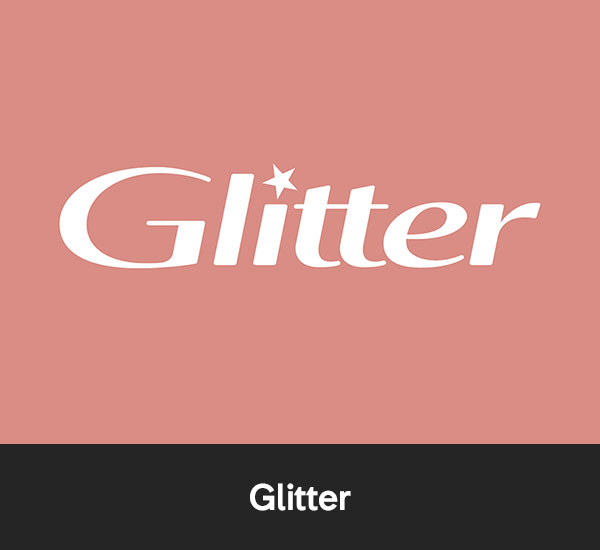 Glitter logotyp i vit text mot rosa bakgrund