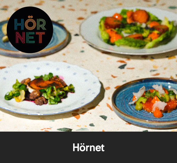 Smårätter upplagda på tallrikar i restaurangmiljö hos Hörnet