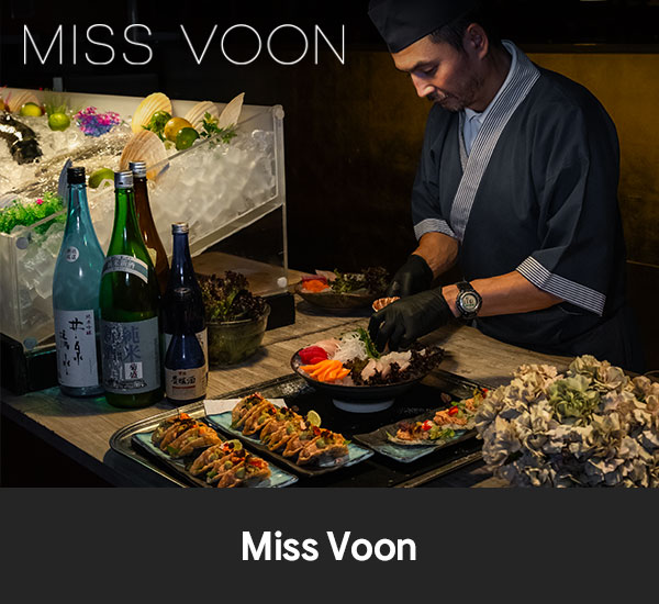 Sushikock som lägger upp japanska rätter vid bardisk på Miss Voon