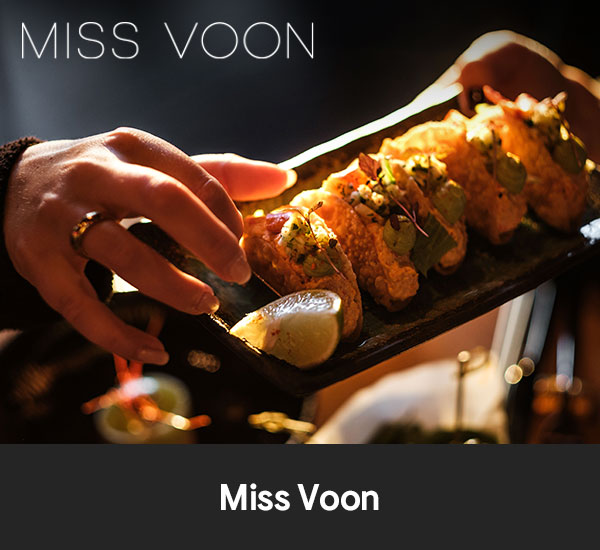 Servering av krispiga räkor med citron och örter på Miss Voon