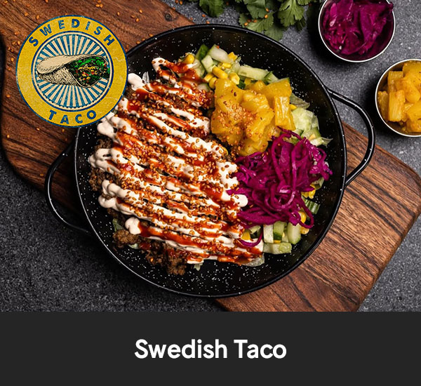 Bowl med kryddad taco, picklad rödkål, ananas, gurka och sås från Swedish Taco