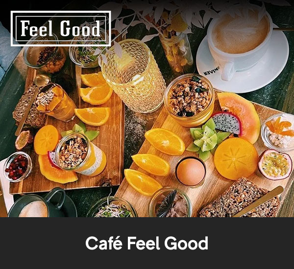 Frukostbord med frukt, yoghurt, granola och kaffe hos Café Feel Good