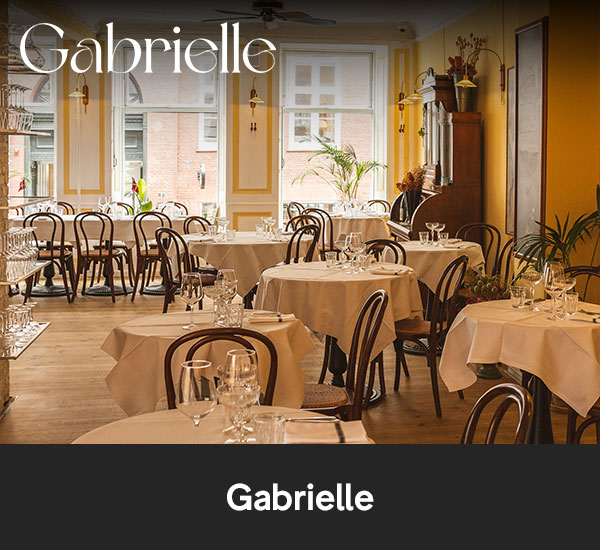 Klassisk restaurangsal med dukade bord och stolar hos Gabrielle