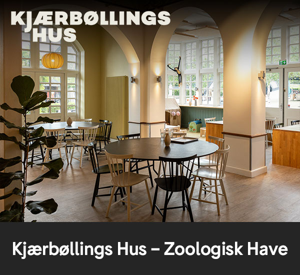 Ljus restauranginteriör med bord och stolar i öppen sal hos Kjærbøllings Hus