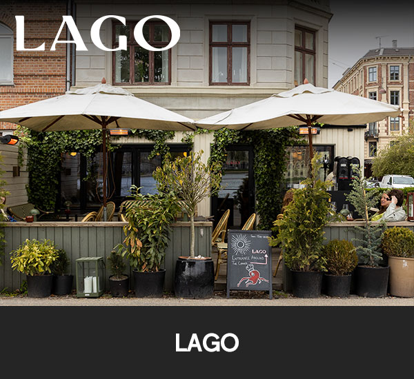 Uteservering med bord, parasoller och växter utanför restaurang LAGO