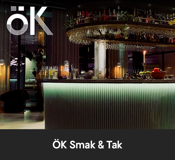 Bar med upphängda glas, flaskor och stämningsbelysning hos ÖK Smak & Tak