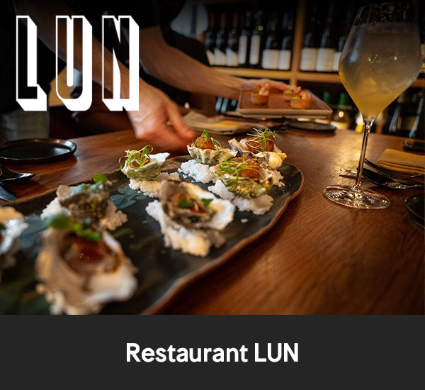 Servering av ostron och smårätter på tallrik i restaurangmiljö hos Restaurant LUN