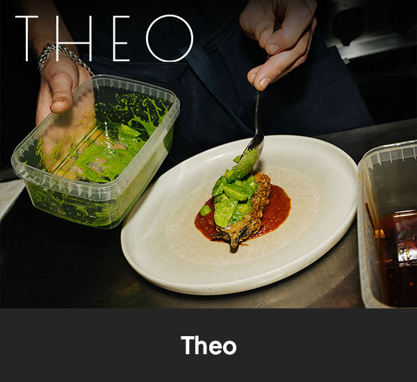 Kock som lägger upp rätt på tallrik i kök hos Theo
