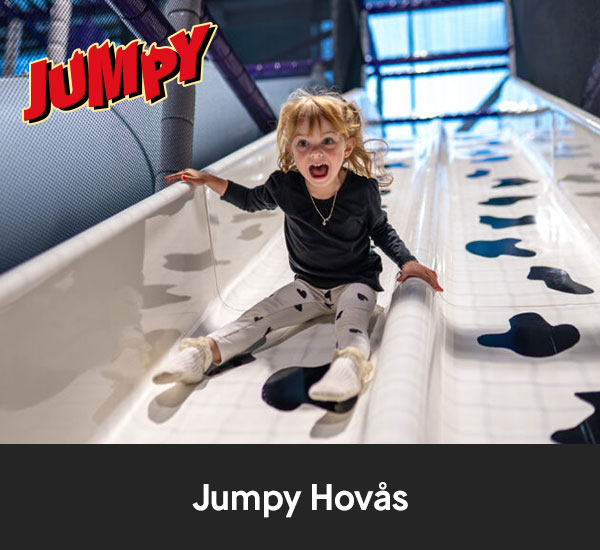 Barn som åker rutschkana i lekland på Jumpy