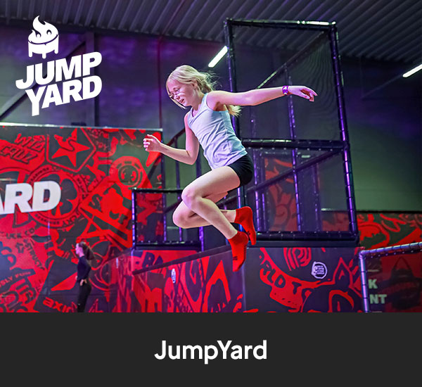 Barn som hoppar mellan hinder i trampolinpark på JumpYard