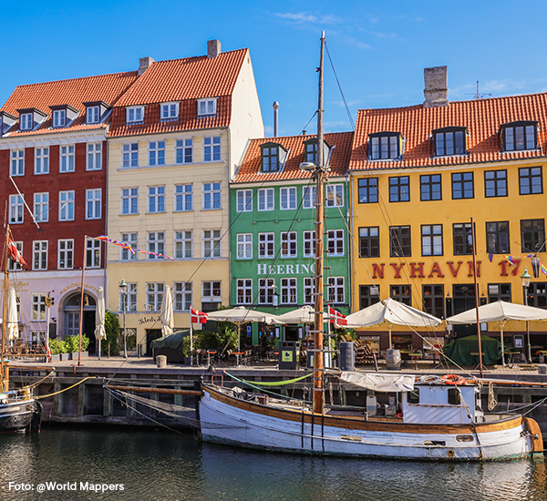 Färgglada hus och båtar längs Nyhavn i Köpenhamn en solig dag
