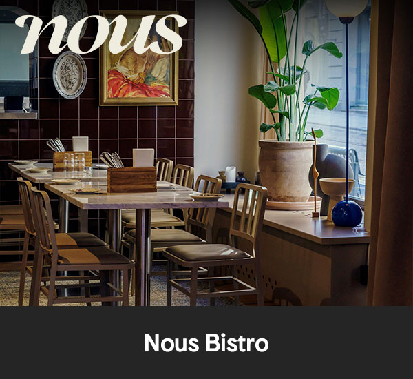 Dukat restauranginteriör med bord, stolar och växter hos Nous Bistro