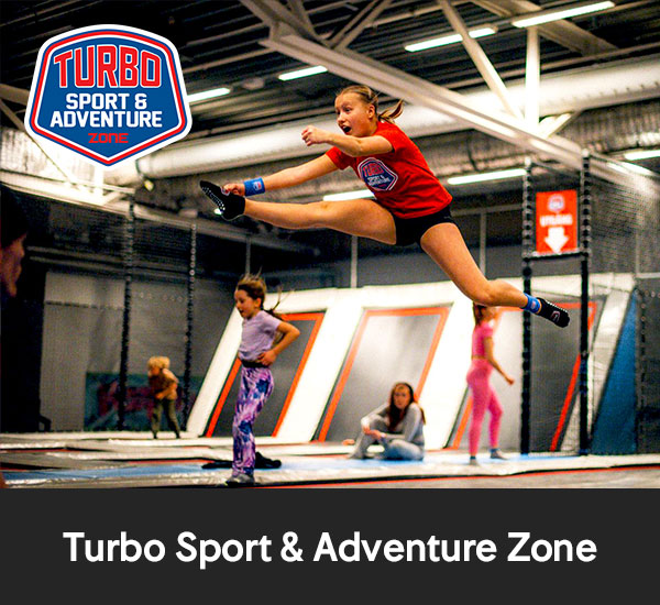 Barn som gör hopp och tricks i trampolinpark på Turbo Sport & Adventure Zone
