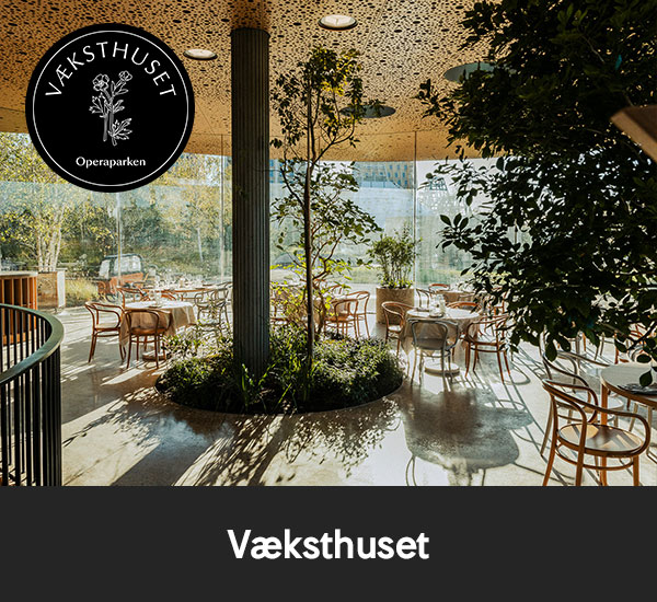 Restaurang med mycket växter och stora fönster i ljus miljö hos Væksthuset