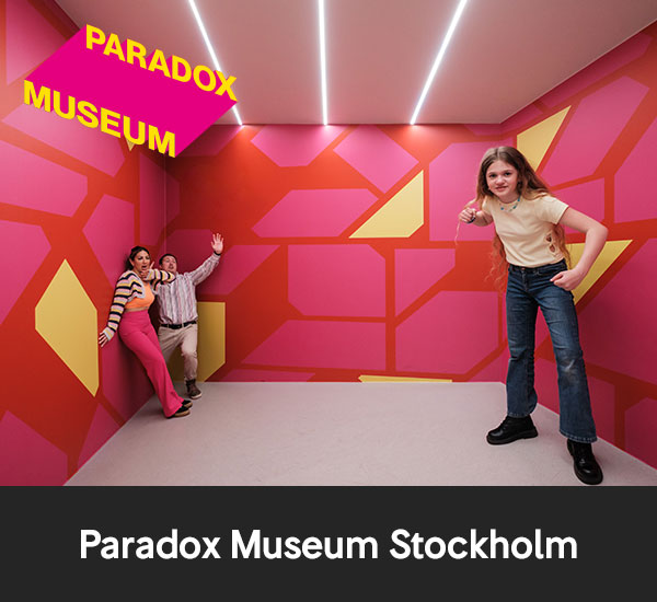Personer i lutande rum som skapar optisk illusion hos Paradox Museum