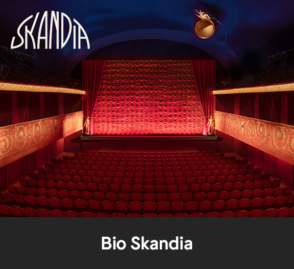 Röd biosalong med scen, ridå och sittplatser hos Bio Skandia